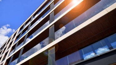 Avrupa konut mimarisi. Apartman binasında modern mimari öğeleri. Binanın ön cephesi farklı tonlarda modern paneller yapılmıştır.. 