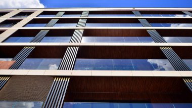 Avrupa konut mimarisi. Apartman binasında modern mimari öğeleri. Binanın ön cephesi farklı tonlarda modern paneller yapılmıştır.. 