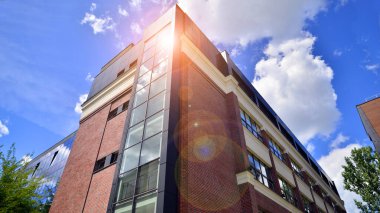 Tuğla ve cam bina. Ofis binasında cam mimari. Pencerelere yansıma. 