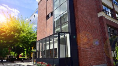 Tuğla ve cam bina. Ofis binasında cam mimari. Pencerelere yansıma. 