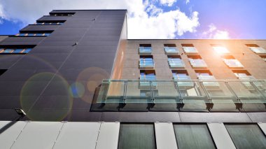 Avrupa konut mimarisi. Apartman binasında modern mimari öğeleri. Binanın ön cephesi farklı tonlarda modern paneller yapılmıştır.. 