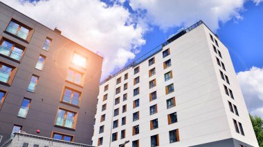 Avrupa konut mimarisi. Apartman binasında modern mimari öğeleri. Binanın ön cephesi farklı tonlarda modern paneller yapılmıştır.. 
