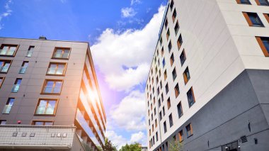 Avrupa konut mimarisi. Apartman binasında modern mimari öğeleri. Binanın ön cephesi farklı tonlarda modern paneller yapılmıştır.. 