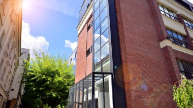 Tuğla ve cam bina. Ofis binasında cam mimari. Pencerelere yansıma. 