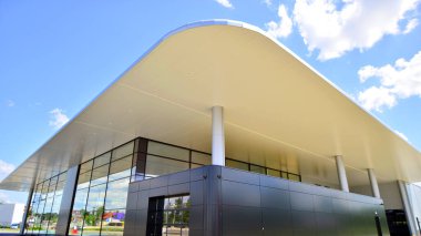 Boş yeni bir otomobil galerisi. Bina bir satış odası, ofis, servis ve parça deposu içeriyor.. 