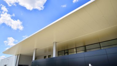 Boş yeni bir otomobil galerisi. Bina bir satış odası, ofis, servis ve parça deposu içeriyor.. 