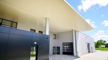 Boş yeni bir otomobil galerisi. Bina bir satış odası, ofis, servis ve parça deposu içeriyor.. 