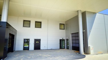 Boş yeni bir otomobil galerisi. Bina bir satış odası, ofis, servis ve parça deposu içeriyor.. 