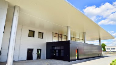 Boş yeni bir otomobil galerisi. Bina bir satış odası, ofis, servis ve parça deposu içeriyor.. 