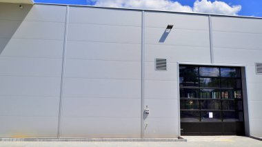 Yeni araba tamir merkezi. Boş araba galerisinin dışı.. 