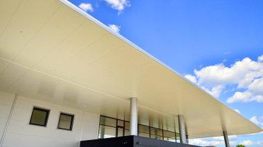 Araba galerisinin modern çatısı. Boş yeni inşa edilmiş otomobil bayiliği.