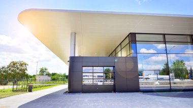 Boş yeni bir otomobil galerisi. Bina bir satış odası, ofis, servis ve parça deposu içeriyor.. 