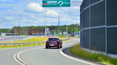 Varşova, Polonya. 14 Temmuz 2024. Wawer bölgesindeki güney Varşova yan yoluna giriş yolu..