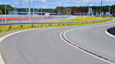 Ekspres yolun çıkışı. Mavi gökyüzünün altında yol.