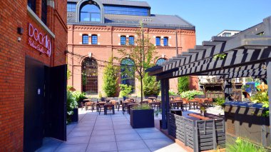 Varşova, Polonya. 9 Temmuz 2024. Elektrownia Powisle binasının manzarası. Yeniden canlandırılmış eski bir fabrika binası. Powisle Santrali 'nin tarihi 100 yıldan daha eskidir..