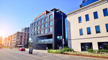 Varşova, Polonya. 9 Temmuz 2024. Şehrin şehir merkezindeki araba trafiği. Arkasında arabalar ve binalar olan şehir merkezi..