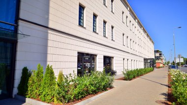 Varşova, Polonya. 9 Temmuz 2024. Elektrownia Powisle binasının manzarası. Yeniden canlandırılmış eski bir fabrika binası. Powisle Santrali 'nin tarihi 100 yıldan daha eskidir..