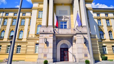 Varşova, Polonya. 9 Temmuz 2024. Ujazdowskie Caddesi 'nde Başbakanın Başbakanlık binası.