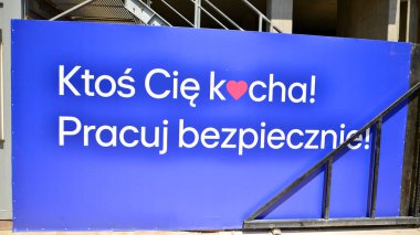 Varşova, Polonya. 9 Temmuz 2024. Ktos Cie kocha 'yı imzala! Prauj bezpiecznie! Biri seni seviyor! Dikkatli çalışın.!
