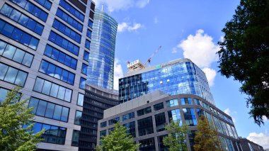 Varşova, Polonya. 9 Temmuz 2024. Daszynski kavşağında. Varşova şehir merkezinin finans bölgesinde gökdelenler.