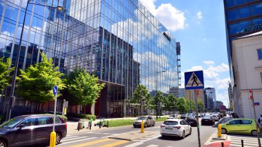 Varşova, Polonya. 9 Temmuz 2024. Şehrin şehir merkezindeki araba trafiği. Arkasında arabalar ve binalar olan şehir merkezi..