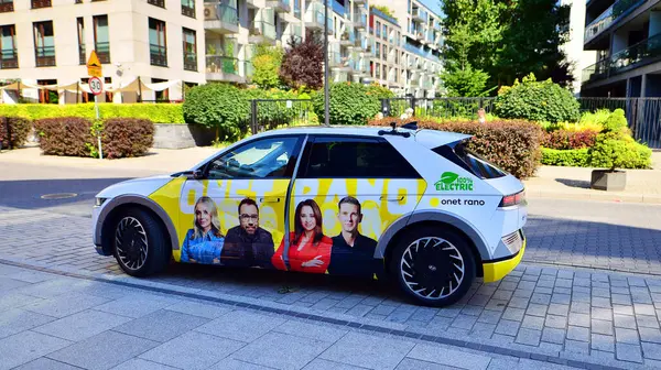 Stock image Warsaw, Poland. 9 July 2024. Onet.pl polish web portal logo on Hyundai electric car. Journalists conduct interviews while driving around the city.