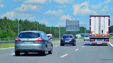 Varşova, Polonya. 15 Temmuz 2024. Wawer bölgesindeki Varşova 'nın güney by-pass' ı S2 otobanındaki arabaların görüntüsü..