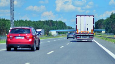 Varşova, Polonya. 15 Temmuz 2024. Wawer bölgesindeki Varşova 'nın güney by-pass' ı S2 otobanındaki arabaların görüntüsü..