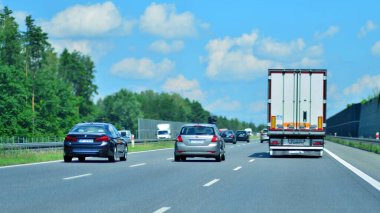 Varşova, Polonya. 15 Temmuz 2024. Wawer bölgesindeki Varşova 'nın güney by-pass' ı S2 otobanındaki arabaların görüntüsü..