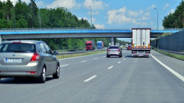 Varşova, Polonya. 15 Temmuz 2024. Wawer bölgesindeki Varşova 'nın güney by-pass' ı S2 otobanındaki arabaların görüntüsü..