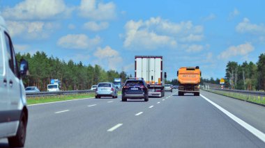 Varşova, Polonya. 15 Temmuz 2024. Wawer bölgesindeki Varşova 'nın güney by-pass' ı S2 otobanındaki arabaların görüntüsü..