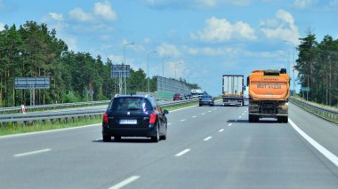 Varşova, Polonya. 15 Temmuz 2024. Wawer bölgesindeki Varşova 'nın güney by-pass' ı S2 otobanındaki arabaların görüntüsü..