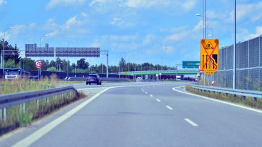 Varşova, Polonya. 15 Temmuz 2024. Wawer bölgesindeki Varşova 'nın güney by-pass' ı S17 otobanındaki arabaların görüntüsü..