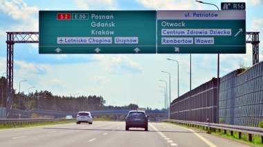 Varşova, Polonya. 15 Temmuz 2024. Wawer bölgesindeki Varşova 'nın güney by-pass' ı S2 otobanındaki arabaların görüntüsü..