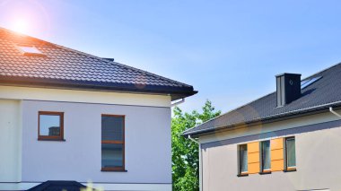Yeni geliştirilmiş konutlarda modern görünüşlü teraslı evler. Banliyödeki emlak piyasası. Yeni bir kalkınma bölgesinde yeni teraslı evler.