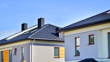 Yeni geliştirilmiş konutlarda modern görünüşlü teraslı evler. Banliyödeki emlak piyasası. Yeni bir kalkınma bölgesinde yeni teraslı evler.