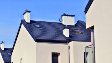 Yeni geliştirilmiş konutlarda modern görünüşlü teraslı evler. Banliyödeki emlak piyasası. Yeni bir kalkınma bölgesinde yeni teraslı evler.