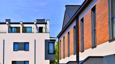 Yeni geliştirilmiş konutlarda modern görünüşlü teraslı evler. Banliyödeki emlak piyasası. Yeni bir kalkınma bölgesinde yeni teraslı evler.