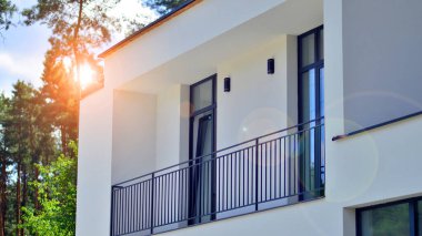 Lüks ticari binalar, ağaçlık alanlar. Binanın ön cephesinin bir parçası. Kiralık ticari mülk.