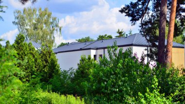 Ormanlık alanda lüks bir ev. Tek kişilik bir evin dış görünüşü.. 