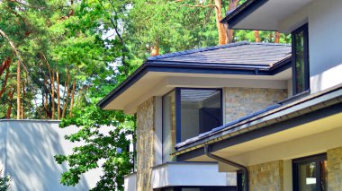 Ormanlık alanda lüks bir ev. Tek kişilik bir evin dış görünüşü.. 