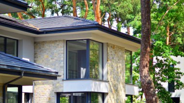 Ormanlık alanda lüks bir ev. Tek kişilik bir evin dış görünüşü.. 