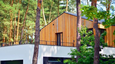 Ormanlık alanda lüks bir ev. Tek kişilik bir evin dış görünüşü.. 