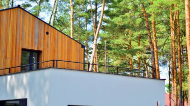 Ormanlık alanda lüks bir ev. Tek kişilik bir evin dış görünüşü.. 