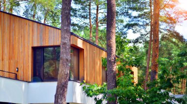 Ormanlık alanda lüks bir ev. Tek kişilik bir evin dış görünüşü.. 