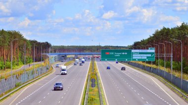 Varşova, Polonya. 24 Temmuz 2024. Wawer bölgesindeki Varşova 'nın güney by-pass' ı S2 otobanındaki arabaların görüntüsü..