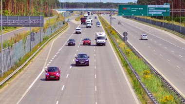 Varşova, Polonya. 24 Temmuz 2024. Wawer bölgesindeki Varşova 'nın güney by-pass' ı S2 otobanındaki arabaların görüntüsü..