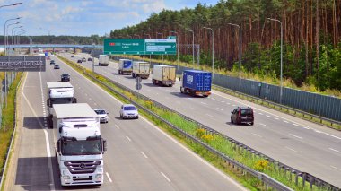 Varşova, Polonya. 24 Temmuz 2024. Wawer bölgesindeki Varşova 'nın güney by-pass' ı S2 otobanındaki arabaların görüntüsü..