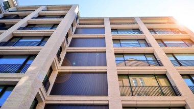 Modern mimarideki modern elementler... Modern bir apartmanın mimari detayları.