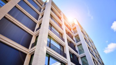 Modern mimarideki modern elementler... Modern bir apartmanın mimari detayları.